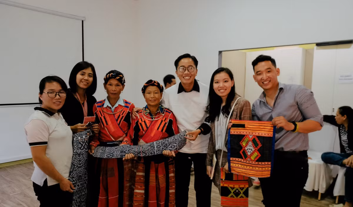 Hanh trinh tham lang so hoa tho cam Viet tu nhung nguoi tre tai hoa