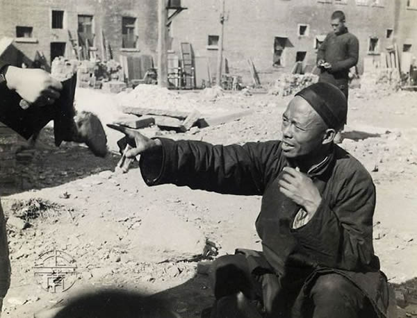 Cảnh mặc cả của ông chủ sạp hàng ven đường. Ảnh: sina.com.cn. 