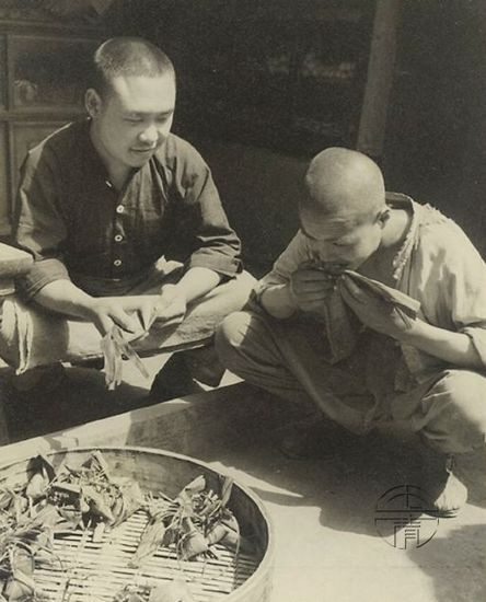 Hai người đàn ông Trung Quốc bên quầy bán bánh. Ảnh: sina.com.cn.