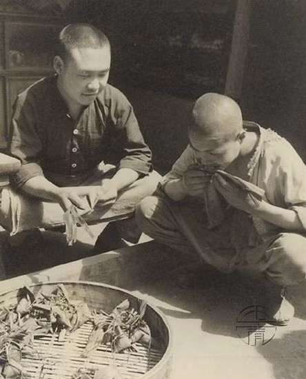 Hai người đàn ông Trung Quốc bên quầy bán bánh. Ảnh: sina.com.cn.