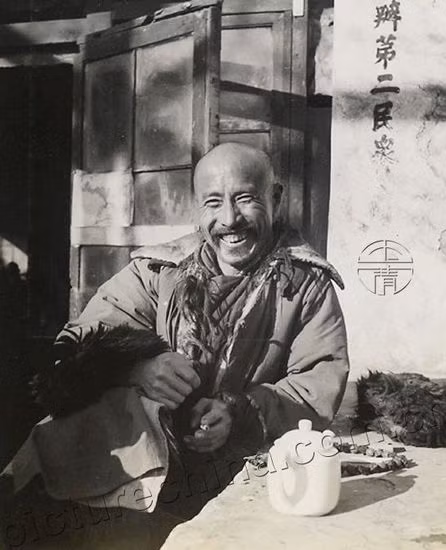 Người đàn ông Trung Quốc cười tươi thư thái uống trà sưởi nắng. Ảnh: sina.com.cn.