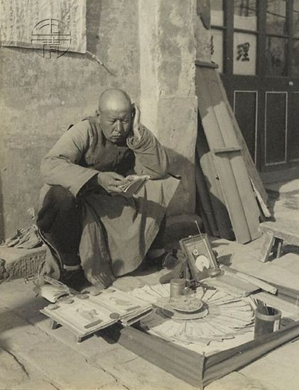 Thầy bói ven đường và bộ đồ nghề. Ảnh: sina.com.cn.