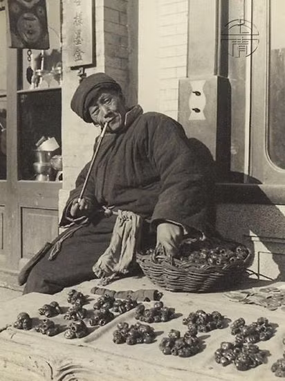 Một cụ già bán táo đỏ tại Bắc Kinh. Ảnh: sina.com.cn.