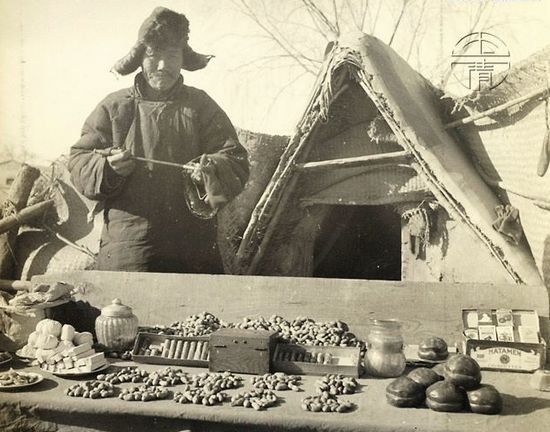 Một người đàn ông và sạp hàng bán thuốc lá, bánh kẹo của mình. Ảnh: sina.com.cn. 