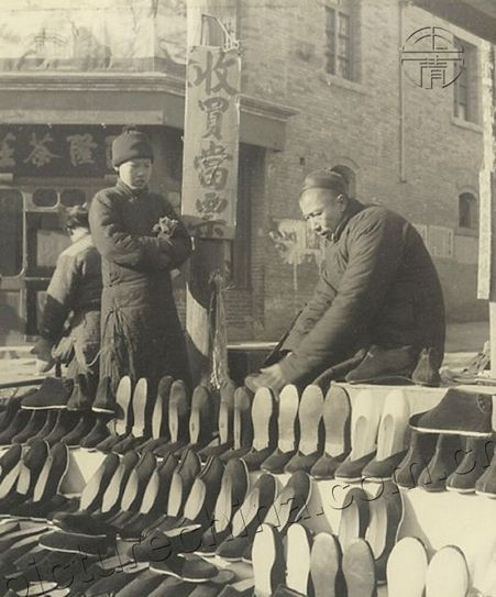 Một sạp hàng bán giày trên phố . Ảnh: sina.com.cn. 