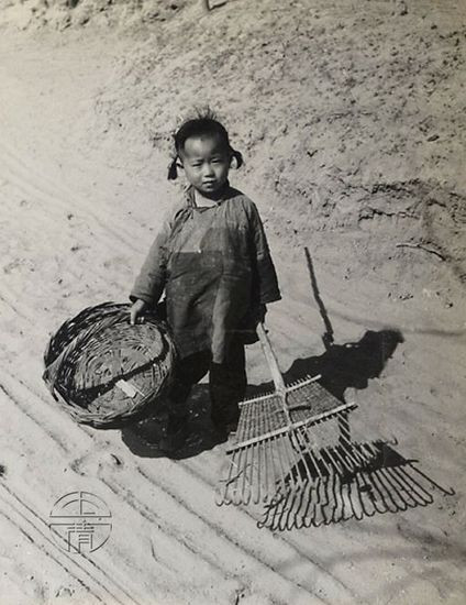 Em bé nhà nghèo trên đường phố Bắc Kinh. Ảnh: sina.com.cn. 