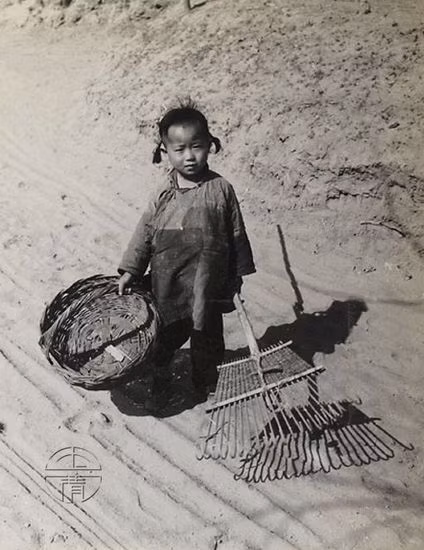 Em bé nhà nghèo trên đường phố Bắc Kinh. Ảnh: sina.com.cn. 