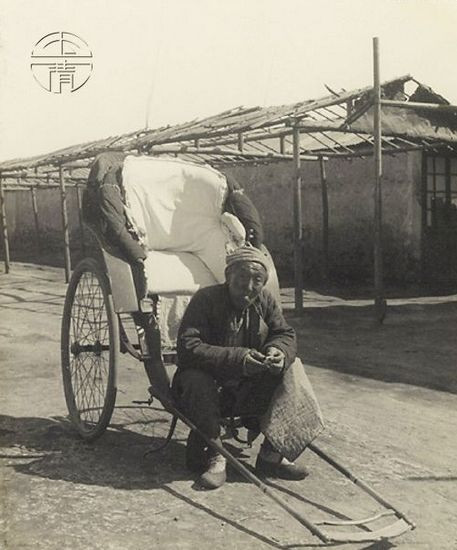 Ảnh một phu kéo xe già Trung Quốc đang ngồi chờ khách bên đường. . Ảnh: sina.com.cn. 