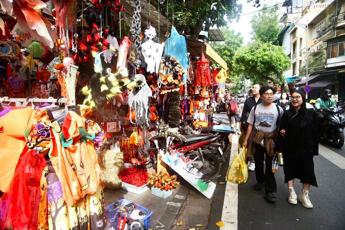 Nhiều du khách nước ngoài bày tỏ sự bất ngờ và thích thú với sắc màu Halloween trên phố hàng Mã. >>> Mời độc giả xem thêm video Những toạ độ "ma quái" nhất Hà Nội mùa Halloween 2023: