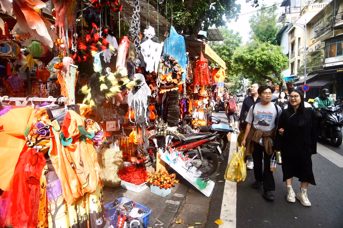 Nhiều du khách nước ngoài bày tỏ sự bất ngờ và thích thú với sắc màu Halloween trên phố hàng Mã. >>> Mời độc giả xem thêm video Những toạ độ "ma quái" nhất Hà Nội mùa Halloween 2023: