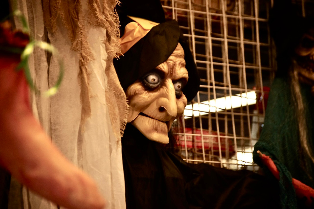 Những người yếu bóng vía sẽ giật mình với những mặt nạ phù thủy.