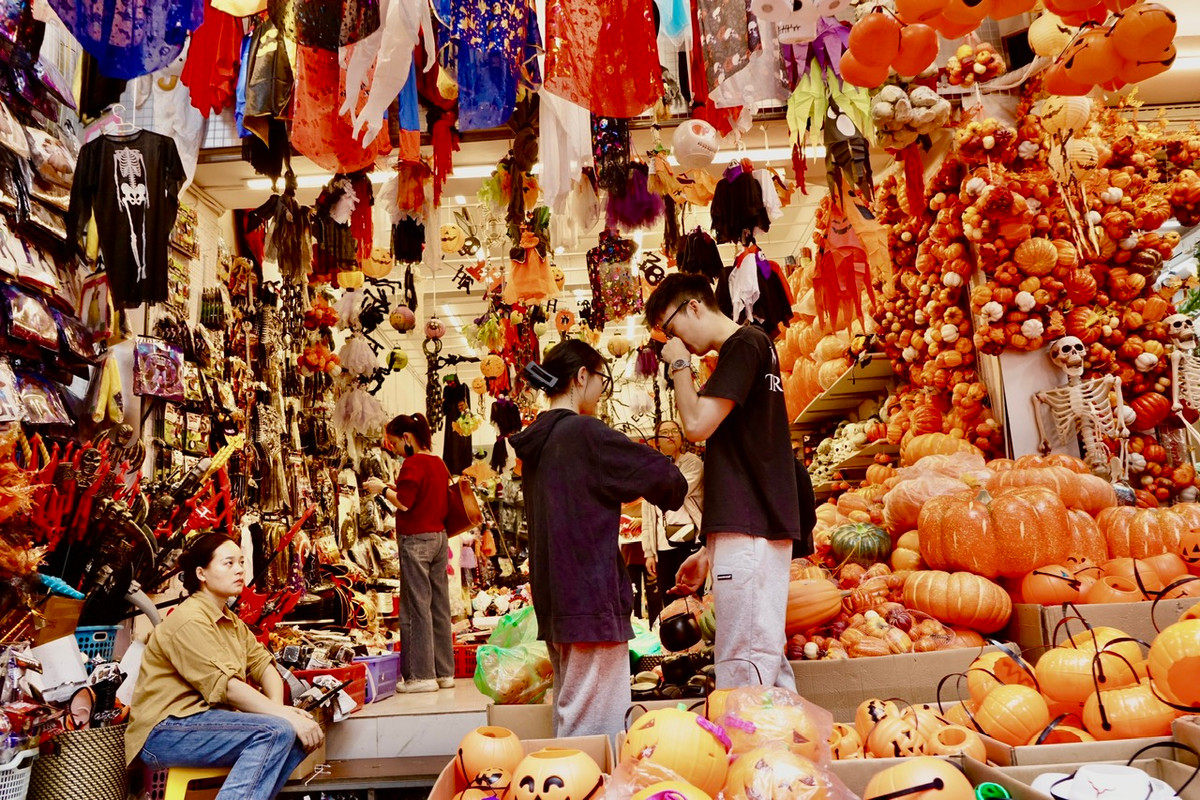 Chỉ cần dạo một vòng phố Hàng Mã, du khách có thể chọn đủ món đồ chơi, đồ hóa trang cho mọi lứa tuổi. 