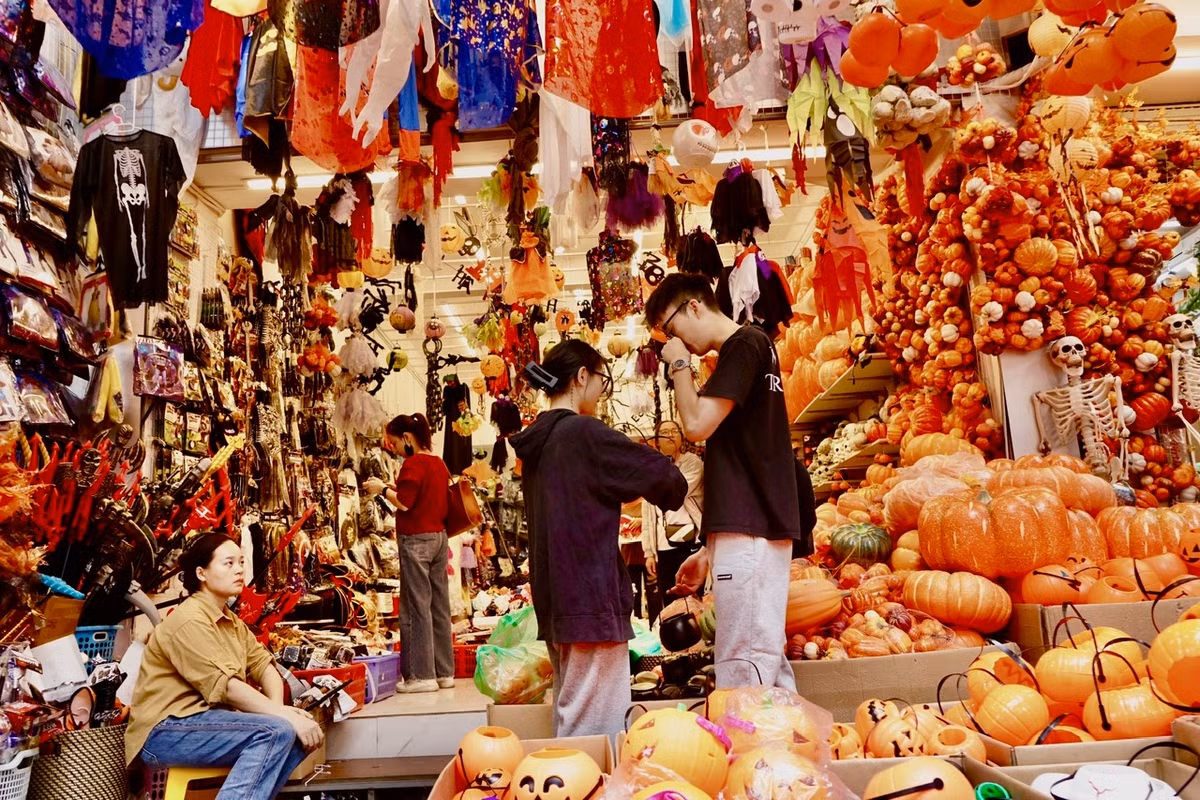 Chỉ cần dạo một vòng phố Hàng Mã, du khách có thể chọn đủ món đồ chơi, đồ hóa trang cho mọi lứa tuổi. 