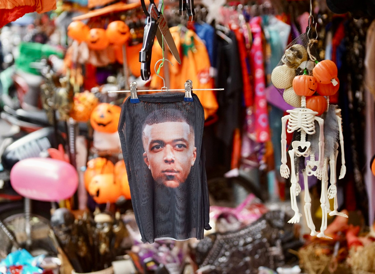 Mặt nạ danh thủ Mbappe có giá khoảng 30.000đ.