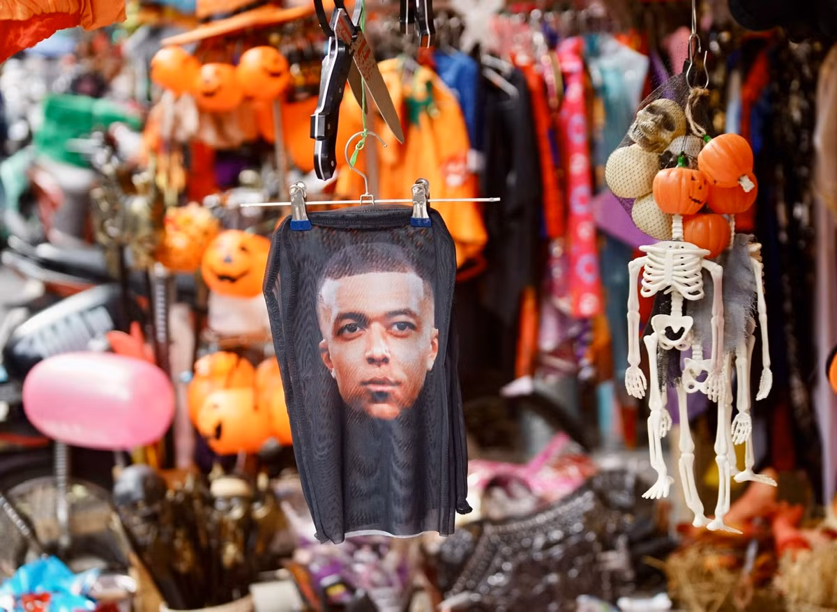 Mặt nạ danh thủ Mbappe có giá khoảng 30.000đ.