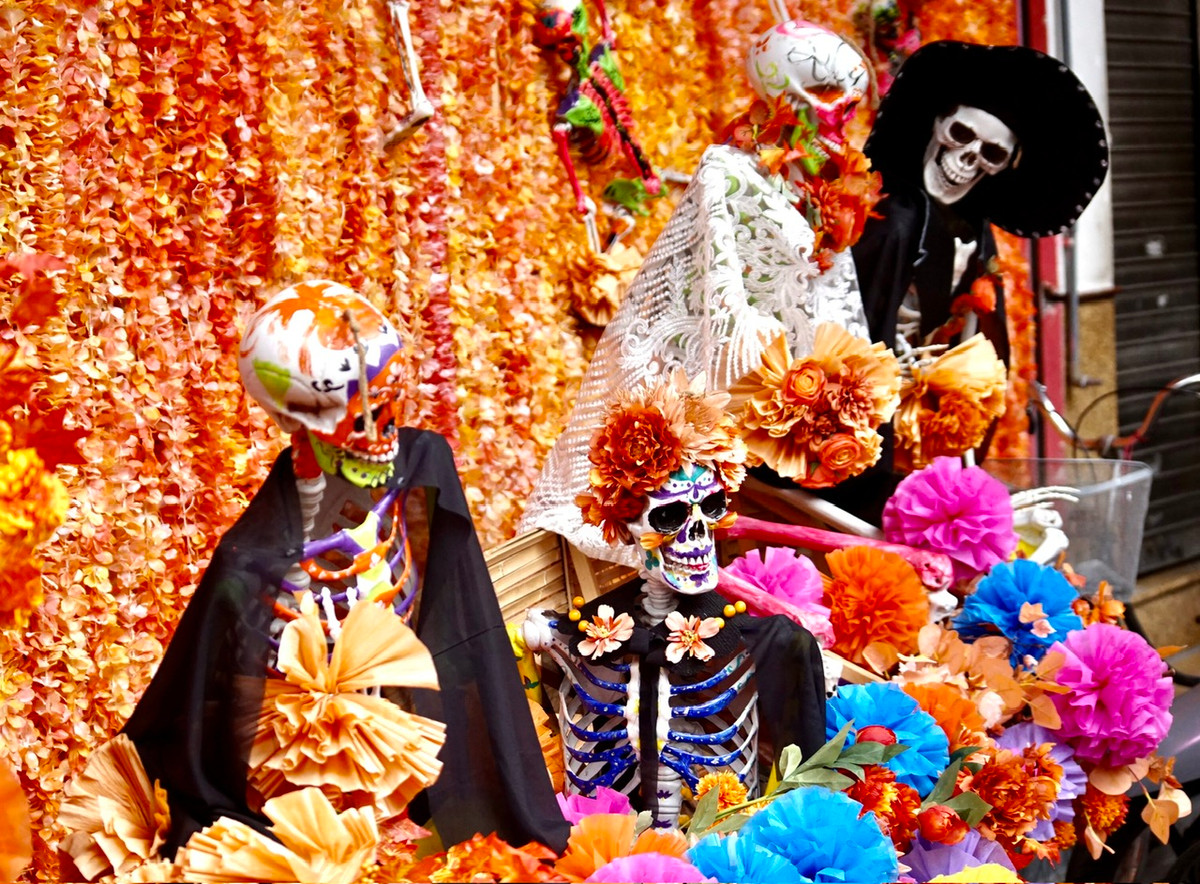 Ghé qua phố Hàng Mã (quận Hoàn Kiếm, TP.Hà Nội) vào những ngày này, không ít người sẽ phải cảm thấy "hơi sợ sợ" vì những mẫu đồ chơi kinh dị của lễ hội Halloween.