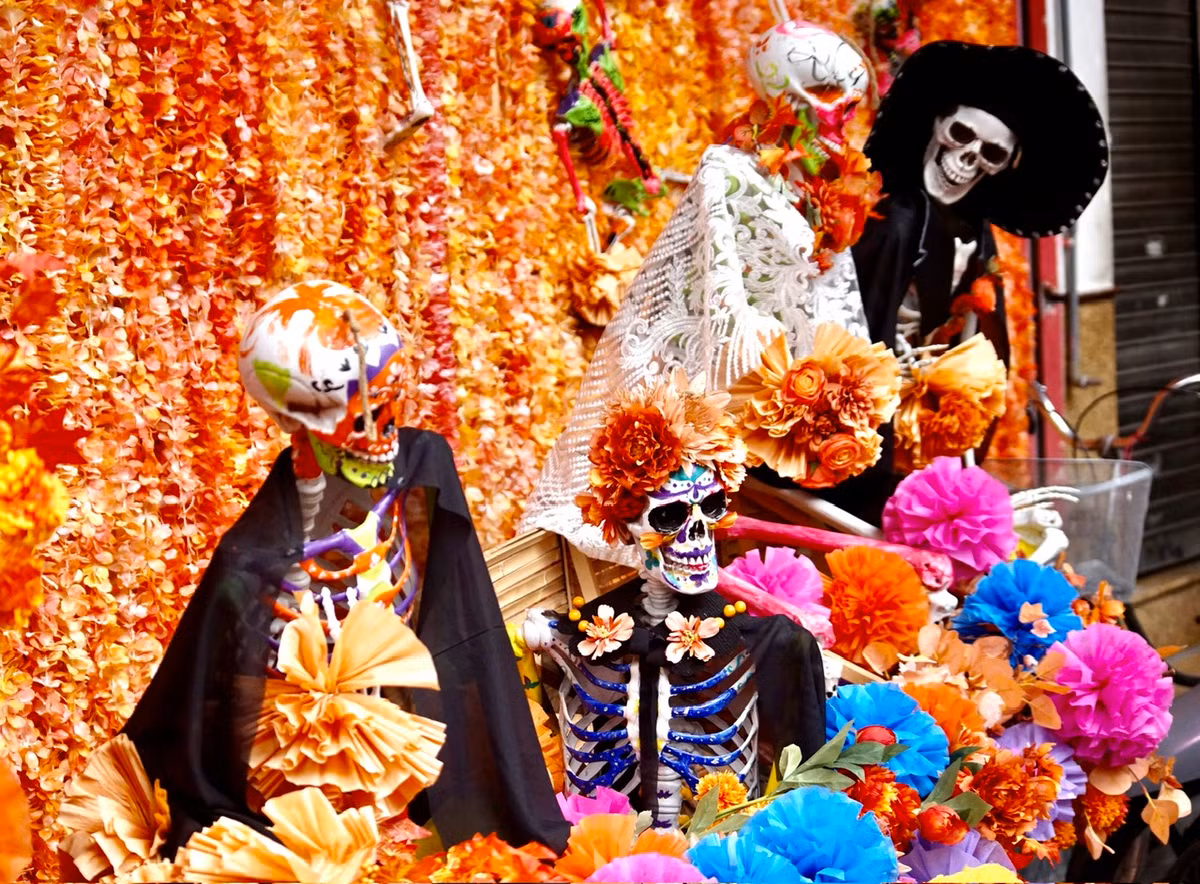 Ghé qua phố Hàng Mã (quận Hoàn Kiếm, TP.Hà Nội) vào những ngày này, không ít người sẽ phải cảm thấy "hơi sợ sợ" vì những mẫu đồ chơi kinh dị của lễ hội Halloween.