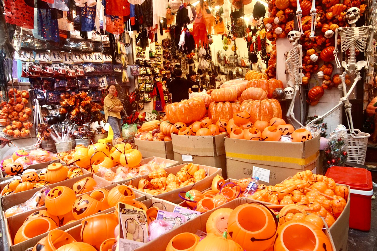 Bí ngô màu cam là món đồ trang trí đặc trưng cho mùa Halloween.