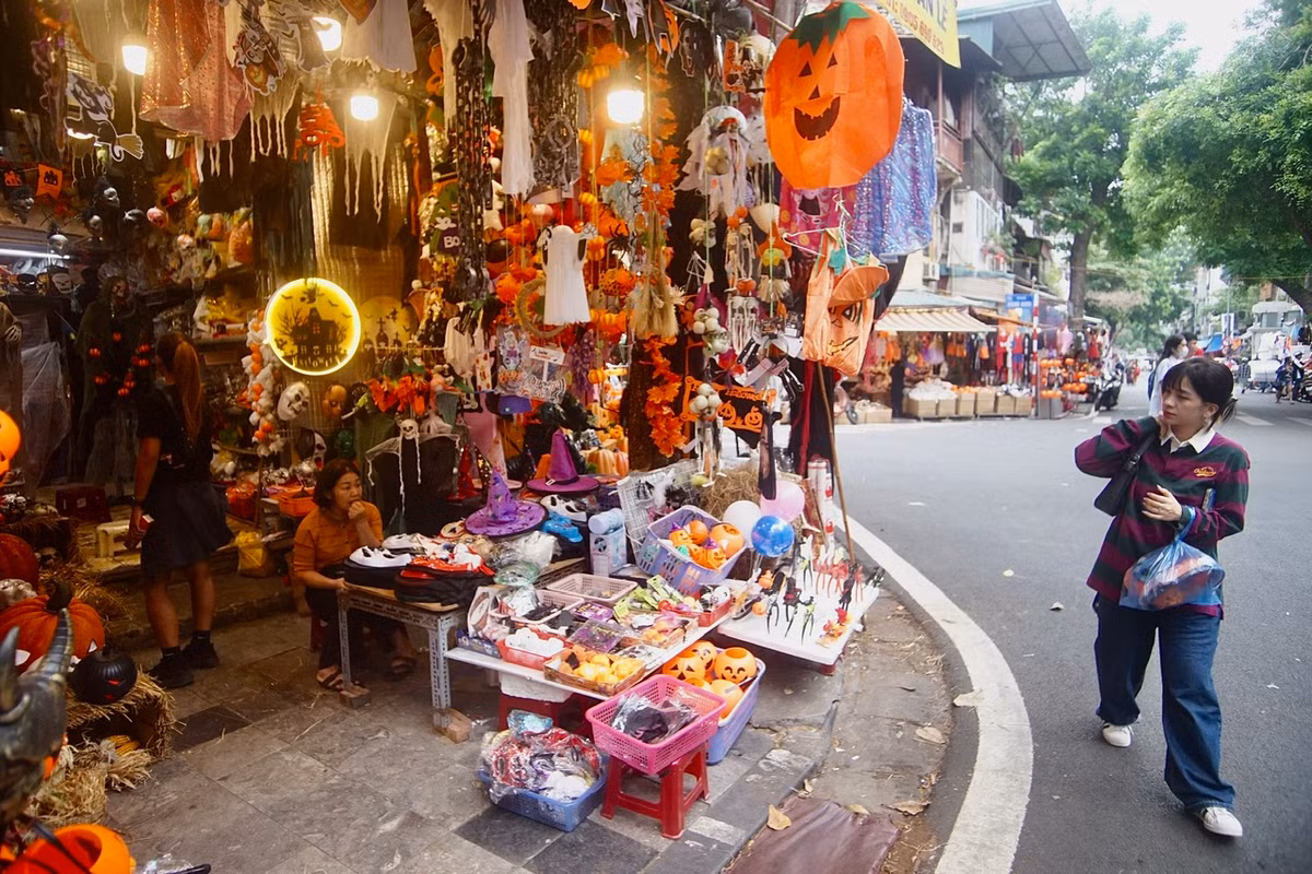 Tiểu thương ở số nhà 58 Hàng Mã cho biết: "Những năm gần đây, người dân không khắt khe với những hình tượng ma quái cho nên mùa lễ Halloween cũng bán được hàng. Năm nay, chúng tôi chuẩn bị rất nhiều mẫu mã mới, nhưng sức mua chậm hơn năm ngoái".