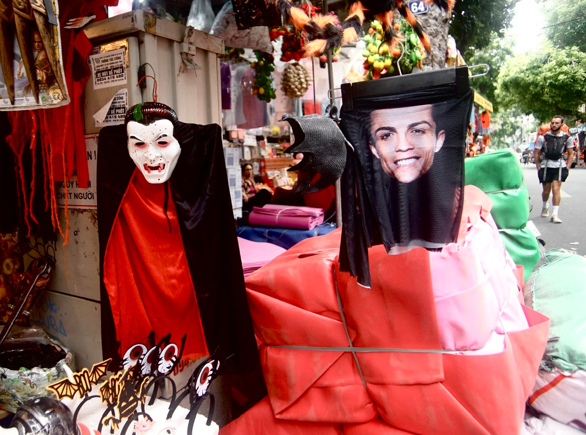 Những chiếc mặt nạ có hình danh thủ Ronaldo là một trong những mặt hàng mới cho năm nay.