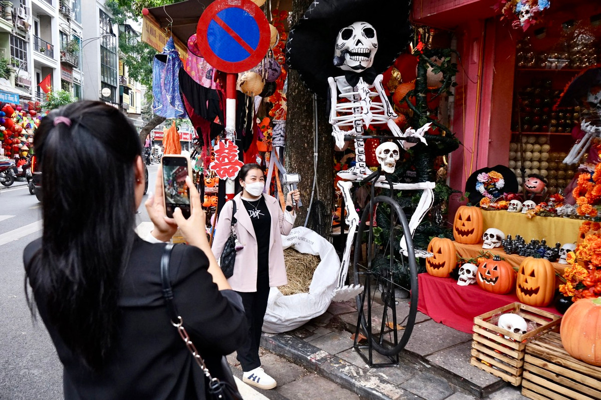 Năm nào tuyến phố cũng thu hút đông đảo các bạn trẻ đến check-in, mua sắm phục vụ lễ hội Halloween.