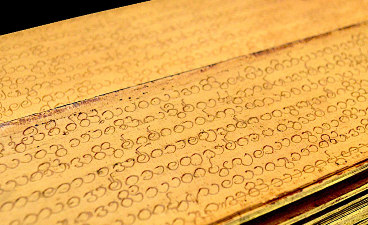 Họ phủ dầu sả lên lá cọ, bọc trong vải lụa và cất giữ trong hộp gỗ kín với chất xua đuổi côn trùng tự nhiên như lá neem để tránh hư hại do độ ẩm và sâu bệnh. Ảnh: @suttacentral. 