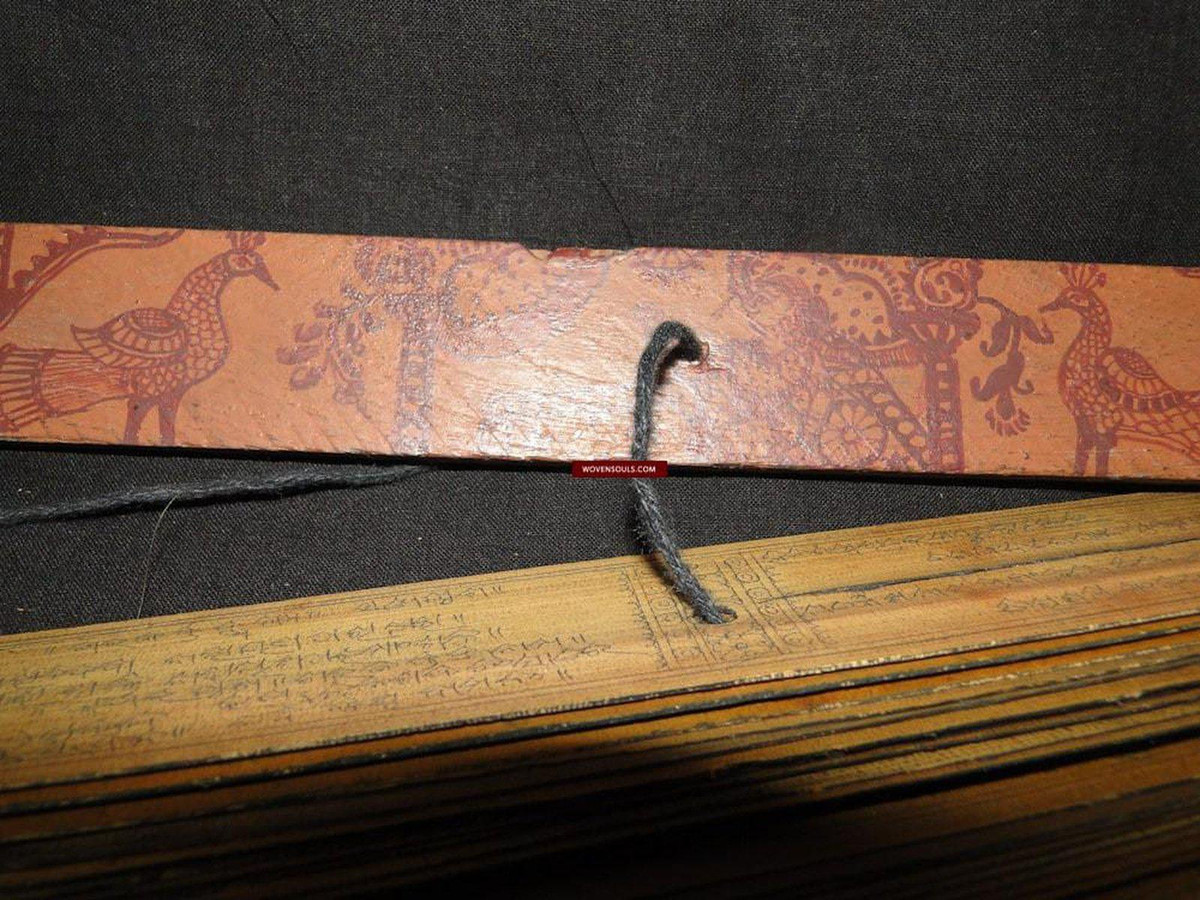 Được viết trên lá cọ đã qua xử lý chống phân hủy, những văn bản này đã được những người bảo quản truyền thừa cẩn thận lưu giữ chúng qua nhiều thế hệ, bằng các kỹ thuật bảo quản chuyên biệt. Ảnh: @Wovensouls. 