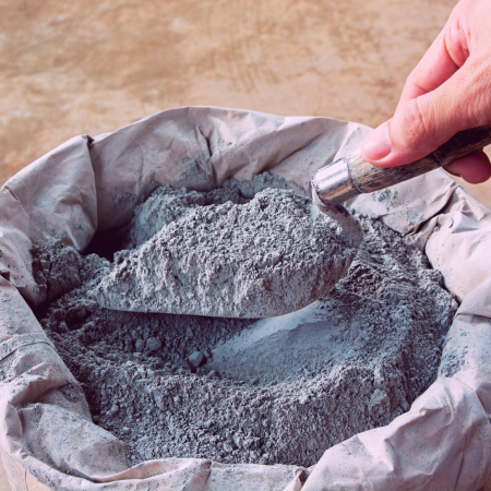 Khi trộn với nước, canxi silicat khan trong xi măng Portland phản ứng hóa học và đông cứng thành chất rắn. Xi măng Portland được trộn với cát và sỏi để tạo thành bê tông. Ảnh: @RGB Building Supplies.