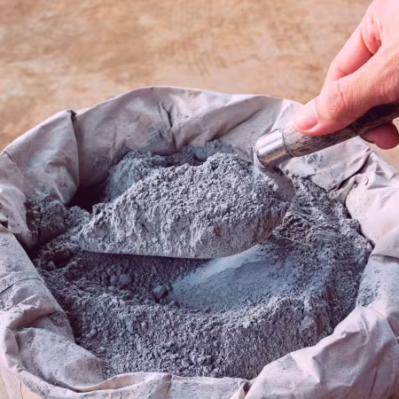 Khi trộn với nước, canxi silicat khan trong xi măng Portland phản ứng hóa học và đông cứng thành chất rắn. Xi măng Portland được trộn với cát và sỏi để tạo thành bê tông. Ảnh: @RGB Building Supplies.