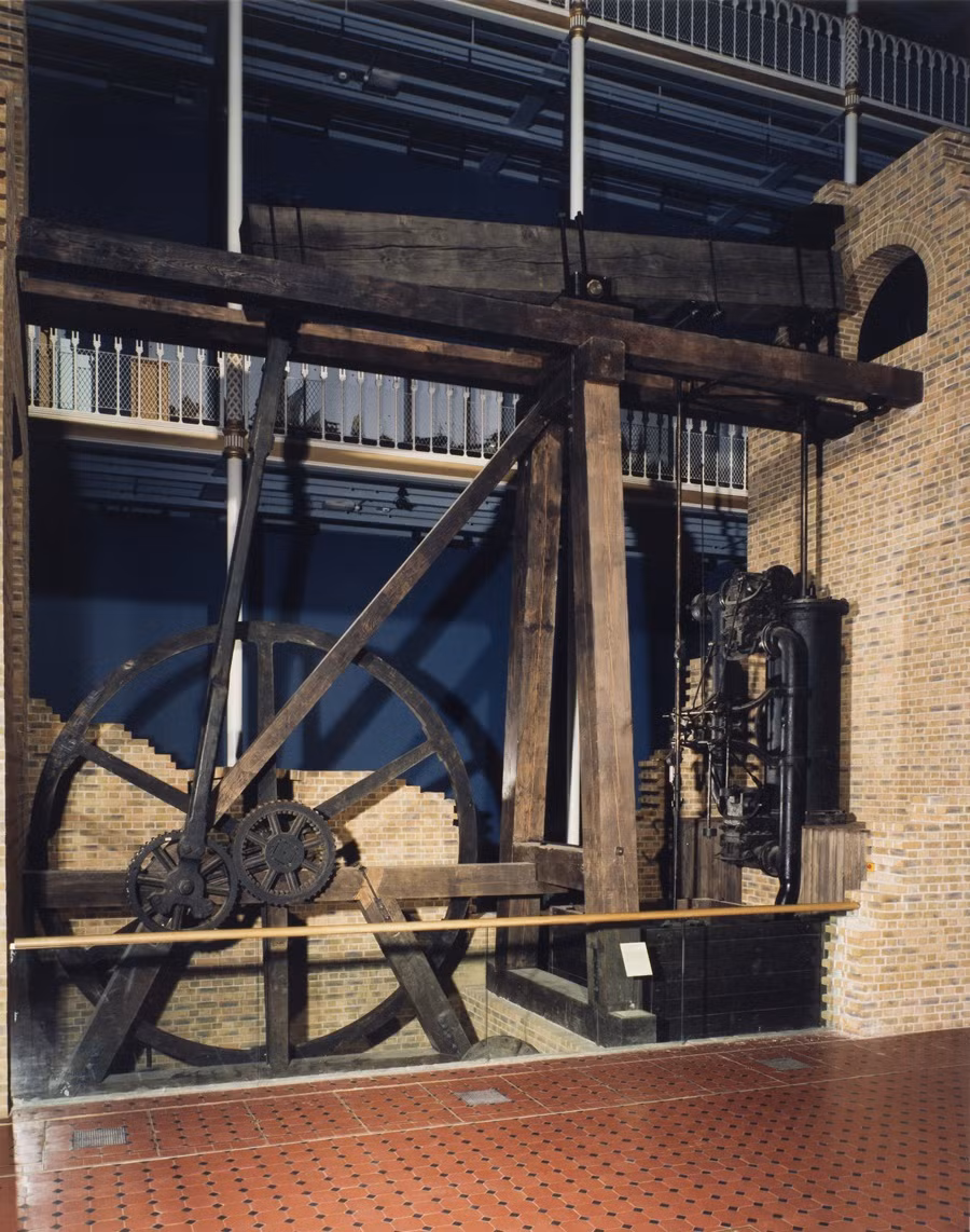 Đây là một trong những phát minh vĩ đại nhất của Cách mạng Công nghiệp. Phiên bản của James Watt cũng tích hợp trục khuỷu và bánh răng, từ đó nó đã trở thành nguyên mẫu cho tất cả các động cơ hơi nước hiện đại. Ảnh: @Age of Revolution.