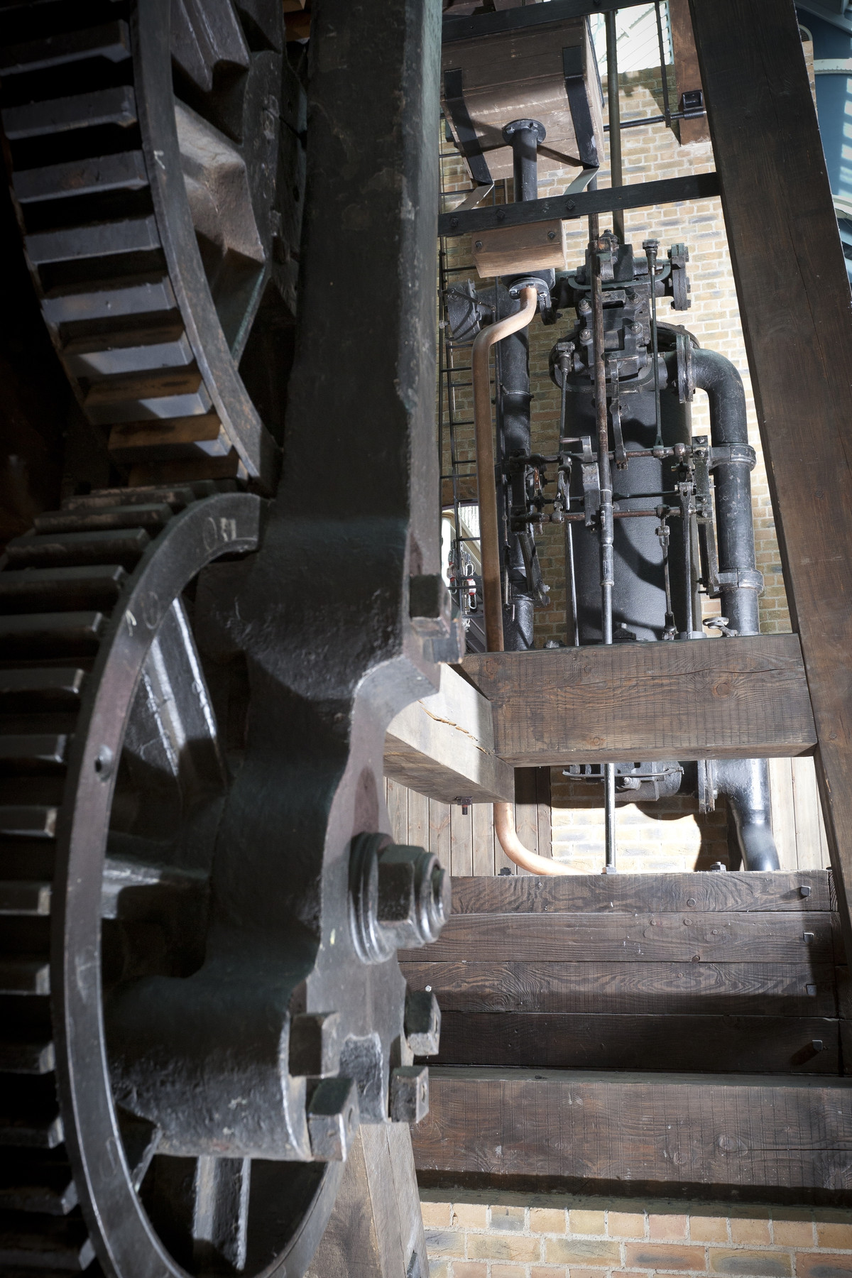 Động cơ hơi nước cũng dẫn đến sự phát triển của đầu máy xe lửa và những bước tiến vượt bậc trong lĩnh vực tàu thủy. Ảnh: @Age of Revolution.