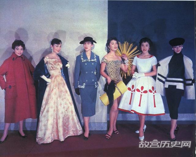 Bức ảnh màu được chụp vào năm 1956 về một buổi trình diễn thời trang tại Nhật Bản. Ảnh: gugong.net. 