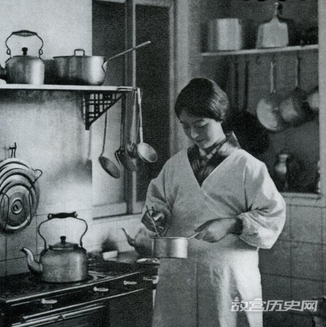 Bức ảnh được chụp vào năm 1929. Trong ảnh là một người phụ nữ Nhật Bản trong căn bếp với nhiều vật dụng hiện đại vào lúc bấy giờ. Ảnh: gugong.net. 