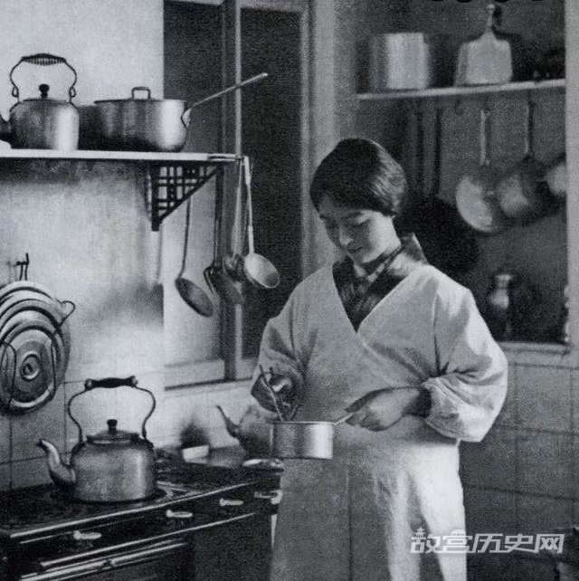 Bức ảnh được chụp vào năm 1929. Trong ảnh là một người phụ nữ Nhật Bản trong căn bếp với nhiều vật dụng hiện đại vào lúc bấy giờ. Ảnh: gugong.net. 