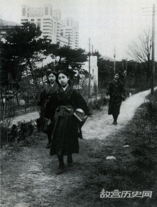 Những nữ sinh Nhật Bản trên đường đến trường học. Ảnh: gugong.net.