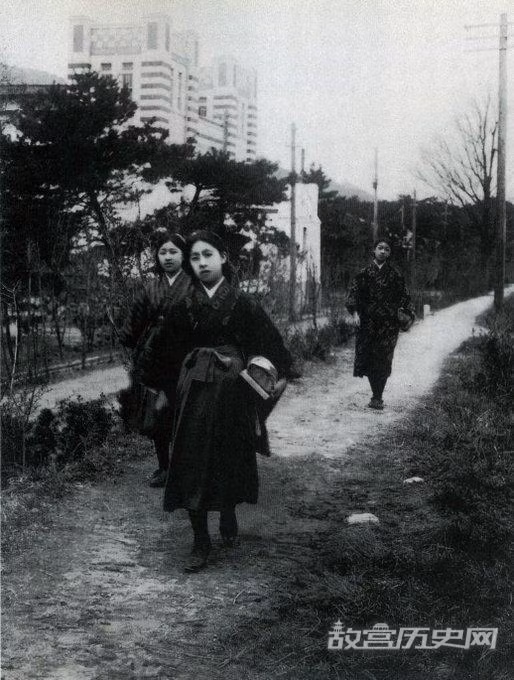 Những nữ sinh Nhật Bản trên đường đến trường học. Ảnh: gugong.net.