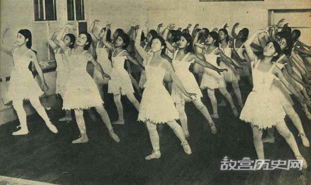 Ảnh chụp về những nữ sinh Nhật Bản trong giờ tập múa vào năm 1920. Ảnh: gugong.net.