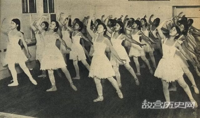Ảnh chụp về những nữ sinh Nhật Bản trong giờ tập múa vào năm 1920. Ảnh: gugong.net.