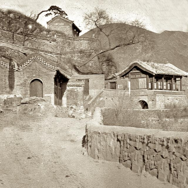 Quang cảnh nông thôn Trung Quốc với đường đất và nhà mái ngói. Ảnh: sina.com.cn.