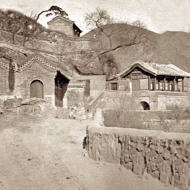 Quang cảnh nông thôn Trung Quốc với đường đất và nhà mái ngói. Ảnh: sina.com.cn.