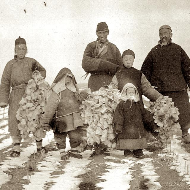 Những người nông dân Trung Quốc đi tảo mộ vào mùa đông. Ảnh: sina.com.cn.