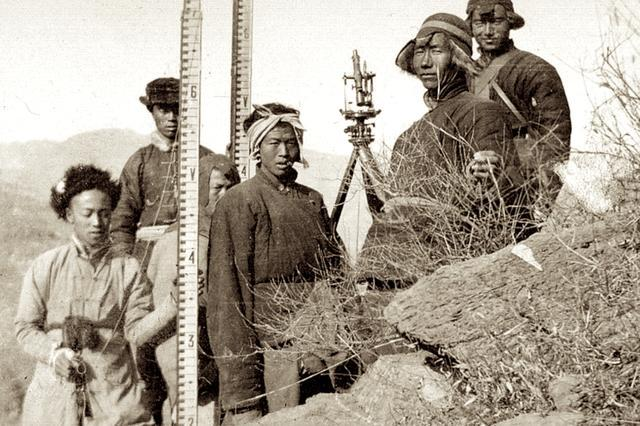 Ảnh những người công nhân đang thi công đường sắt năm 1904. Ảnh: sina.com.cn.