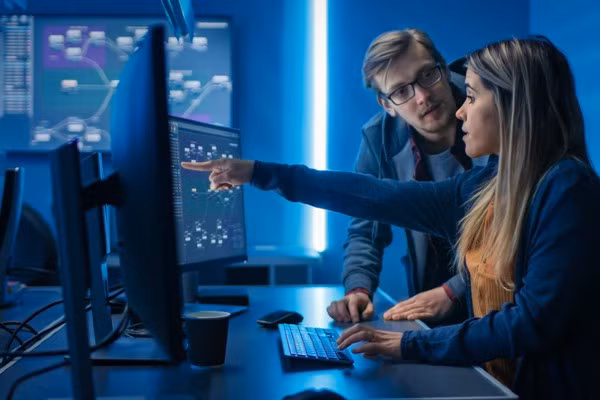 Đầu tiên đó là ngành Dữ liệu và Quản trị. Trong khi một lần nhập sai dữ liệu trong bảng tính có thể trở thành cơn ác mộng đối với con người, thì vị thế của AI như một máy tính có nghĩa là nó không chỉ có khả năng xử lý, sắp xếp lượng dữ liệu khổng lồ một cách nhanh chóng, mà nó còn có thể tính toán chính xác hơn cả con người. Ảnh: @Purdue Global.