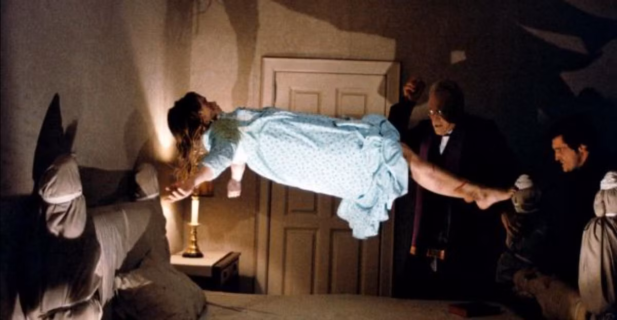 Ngoài ra, những đứa con của Ammons được cho là bay lơ lửng trong khi ngủ, chúng còn bị những thế lực vô hình ném ra xung quanh nhà, có khi tự chúng bị nhập thốt ra những lời đe dọa của quỷ dữ. Ảnh: @John Delano.