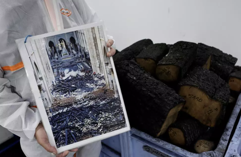 Được biết, Messire Antoine De La Porte Canoine De L'eglise là một giáo sĩ. Trong suốt cuộc đời mình, ông có sức ảnh hưởng lớn và rất giàu có. Ông đã đặt vẽ một số bức tranh và chúng hiện đang được treo tại bảo tàng Louvre. Ông cũng chi tiền hỗ trợ dàn hợp xướng của Nhà thờ Đức Bà Paris. Ảnh: @Denis Gliksman.