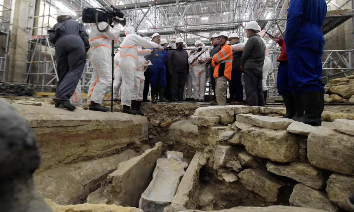 Cẩn thận mở quan tài trong khi mặc quần áo bảo hộ để bảo vệ cơ thể khỏi chì, các nhà nghiên cứu đến từ trường Đại học Toulouse đã tìm thấy hài cốt của hai người đàn ông thuộc giới quý tộc giàu có. Ảnh: @Denis Gliksman.