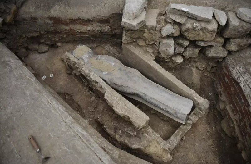 Nhưng thật không may, chiếc quan tài chì này không còn nguyên vẹn và thi thể đã bị phân hủy đáng kể, chỉ còn lại xương, tóc và một vài mảnh vải vụn. Ảnh: @Denis Gliksman.