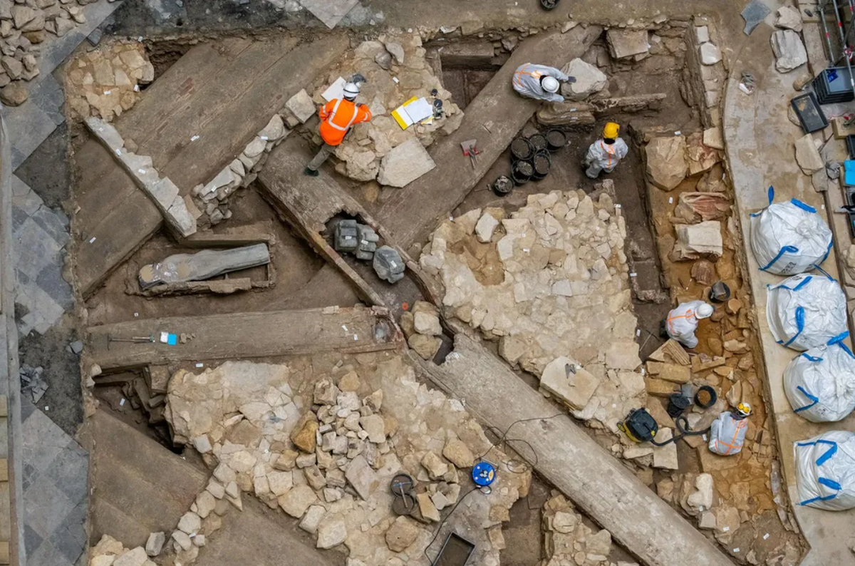 Các phân tích ban đầu cho thấy, thi thể này có vẻ là của một người đàn ông từ 25 đến 40 tuổi. Ảnh: @Denis Gliksman.