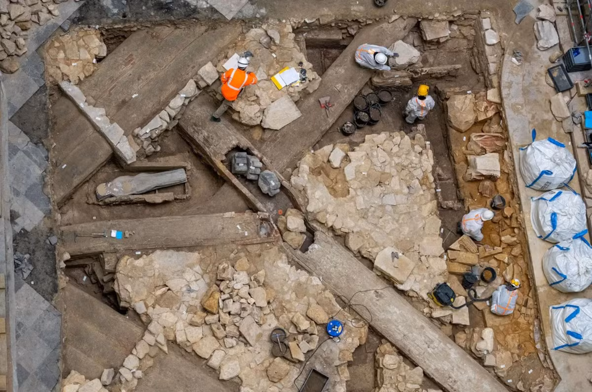 Các phân tích ban đầu cho thấy, thi thể này có vẻ là của một người đàn ông từ 25 đến 40 tuổi. Ảnh: @Denis Gliksman.