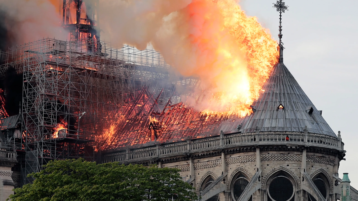 Sau khi Nhà thờ Đức Bà Paris nổi tiếng bị thiêu rụi vào năm 2019, một số phát hiện kinh ngạc đã được tìm thấy bên dưới đống đổ nát thiêu rụi. Ảnh: @usatoday.